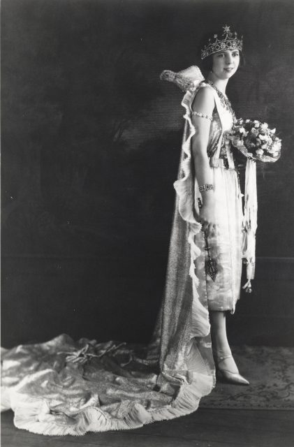 Queen.Iris.1922.standing