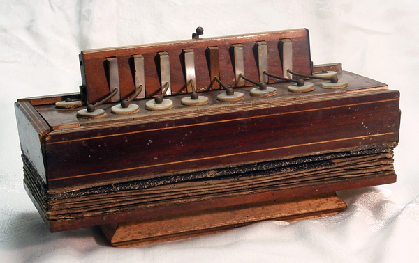 8-key bisonoric diatonic accordion