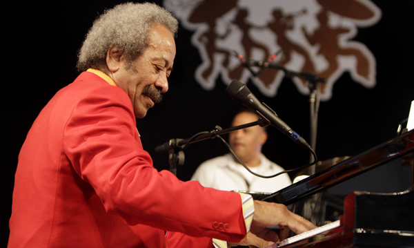 Allen Toussaint performing at New Orleans Jazz & Heritage Festival in 2009