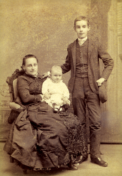 Frances Parkinson Keyes with her mother and stepbrother